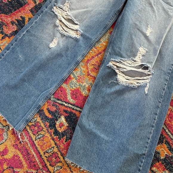 🔥NWT Forever 21 | Women’s medium blue denim distressed High Rise Wide Leg jeans - Picture 7 of 13